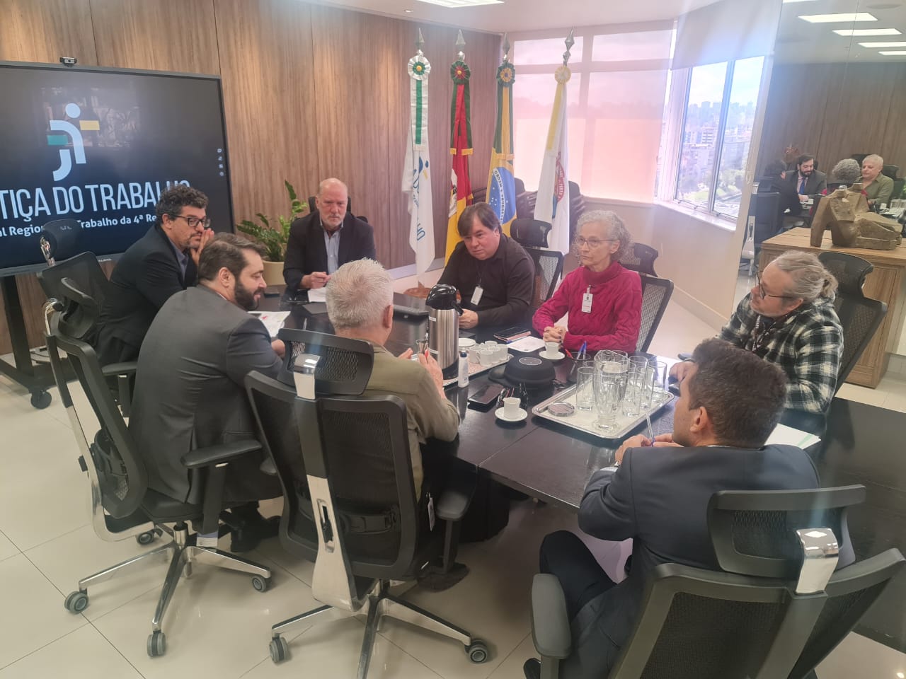 Sintrajufe/RS reúne-se com Presidência do TRT4 para tratar do plano de saúde e reivindica majoração emergencial do subsídio