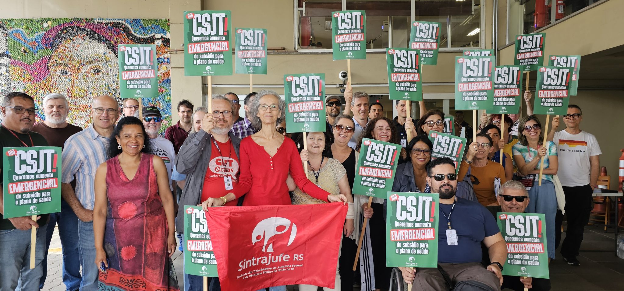 Ato nas varas trabalhistas reivindica aumento emergencial do subsídio para o plano de saúde; salário, AQ e reforma administrativa também estiveram em pauta